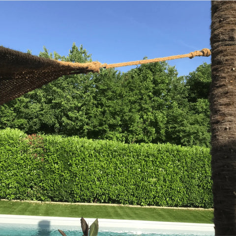 Corde en fibre de coco fixant une toile de coco près d'une piscine